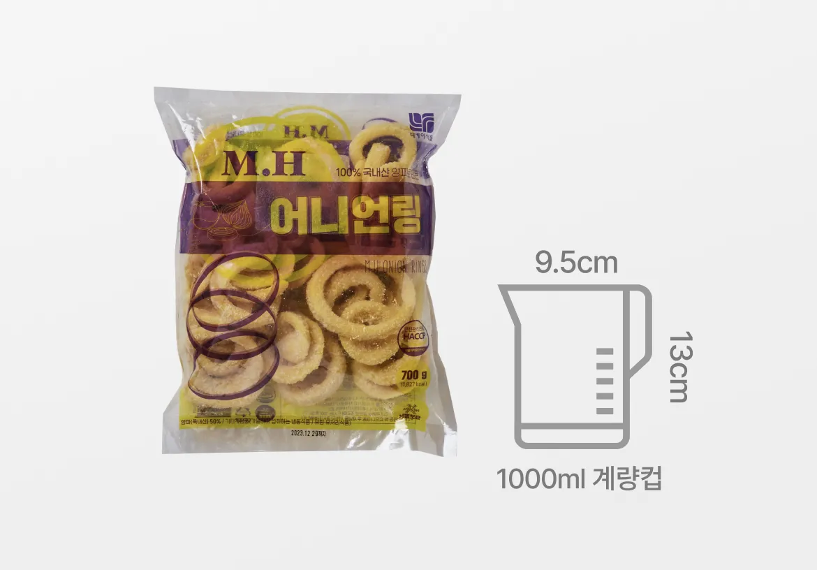 M.H 어니언링 700g 패키지 외형과 가로 8.5cm 세로 13cm 크기의 1000ml 계량컵 부피 사이즈 비교 안내 그래픽