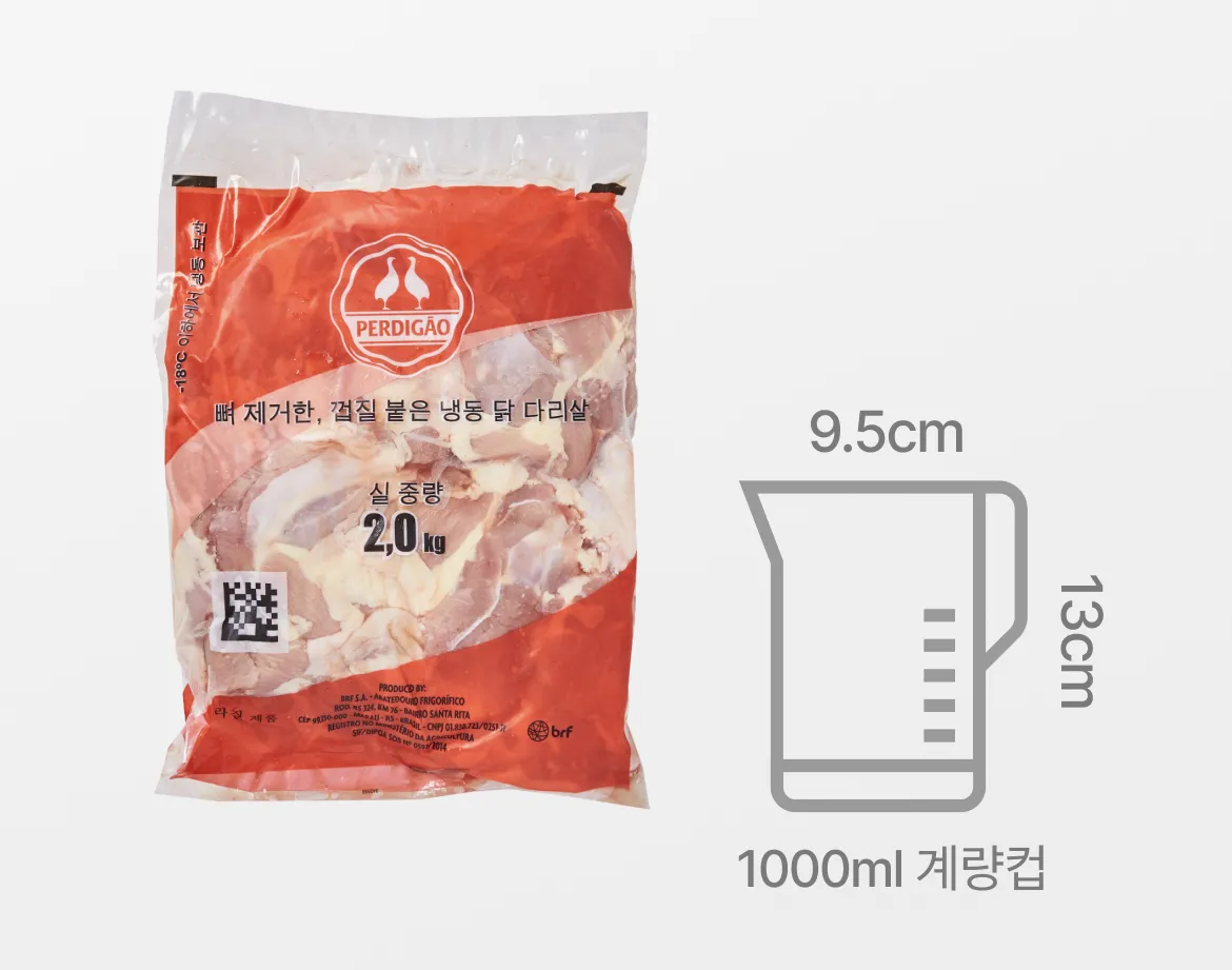 페르디가오 냉동 닭다리살 2kg 개별 팩 실물 크기와 가로 9.5cm, 세로 13cm 기준의 1000ml 계량컵 부피 사이즈 비교 및 해동 가이드 그래픽