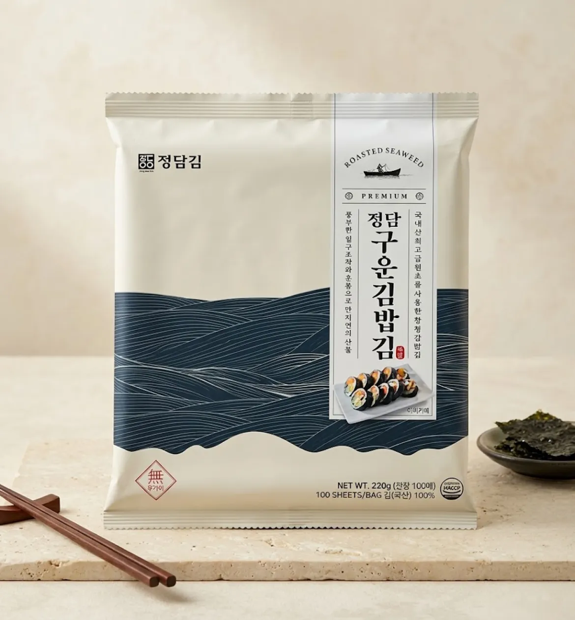 차별화상회 정담 구운김밥김 220g(100매) 패키지와 정갈하게 말아놓은 김밥 연출 메인 이미지
