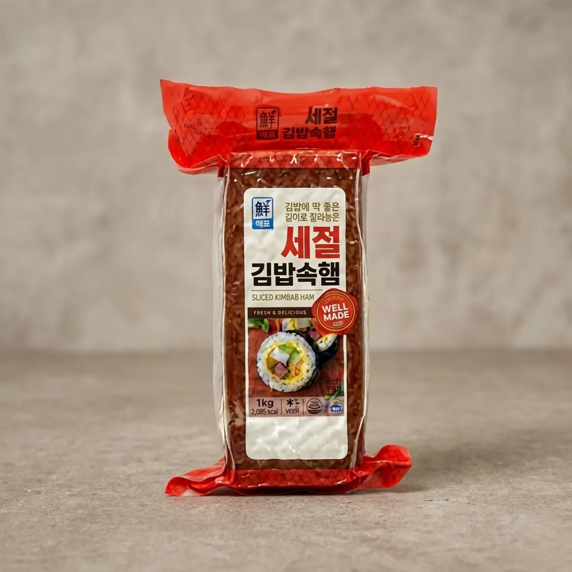 차별화상회 세절 김밥속햄 1kg 패키지와 단면이 먹음직스럽게 보이는 김밥 연출 메인 이미지