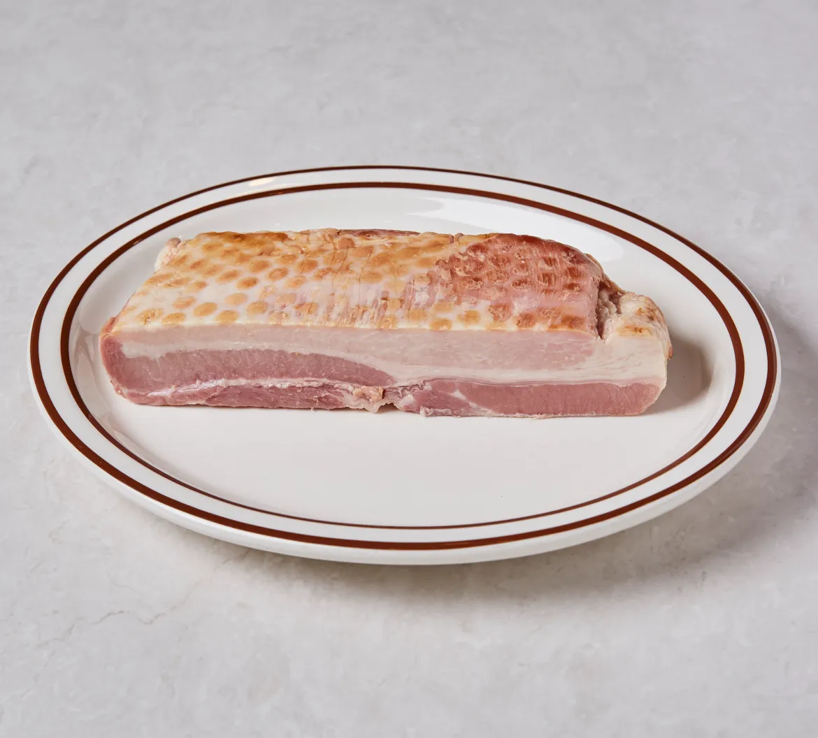 차별화상회 에쓰푸드 후레쉬베이컨 통베이컨 500g 패키지와 참나무 훈연으로 가공된 두툼한 삼겹살 블록 메인 이미지
