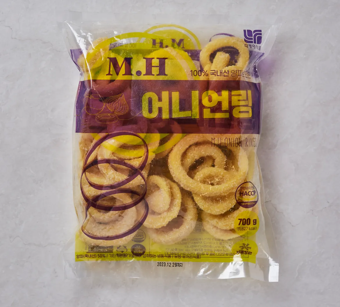 차별화상회 M.H 어니언링 700g 패키지와 바삭하게 튀겨진 링 모양의 어니언링 연출 메인 이미지