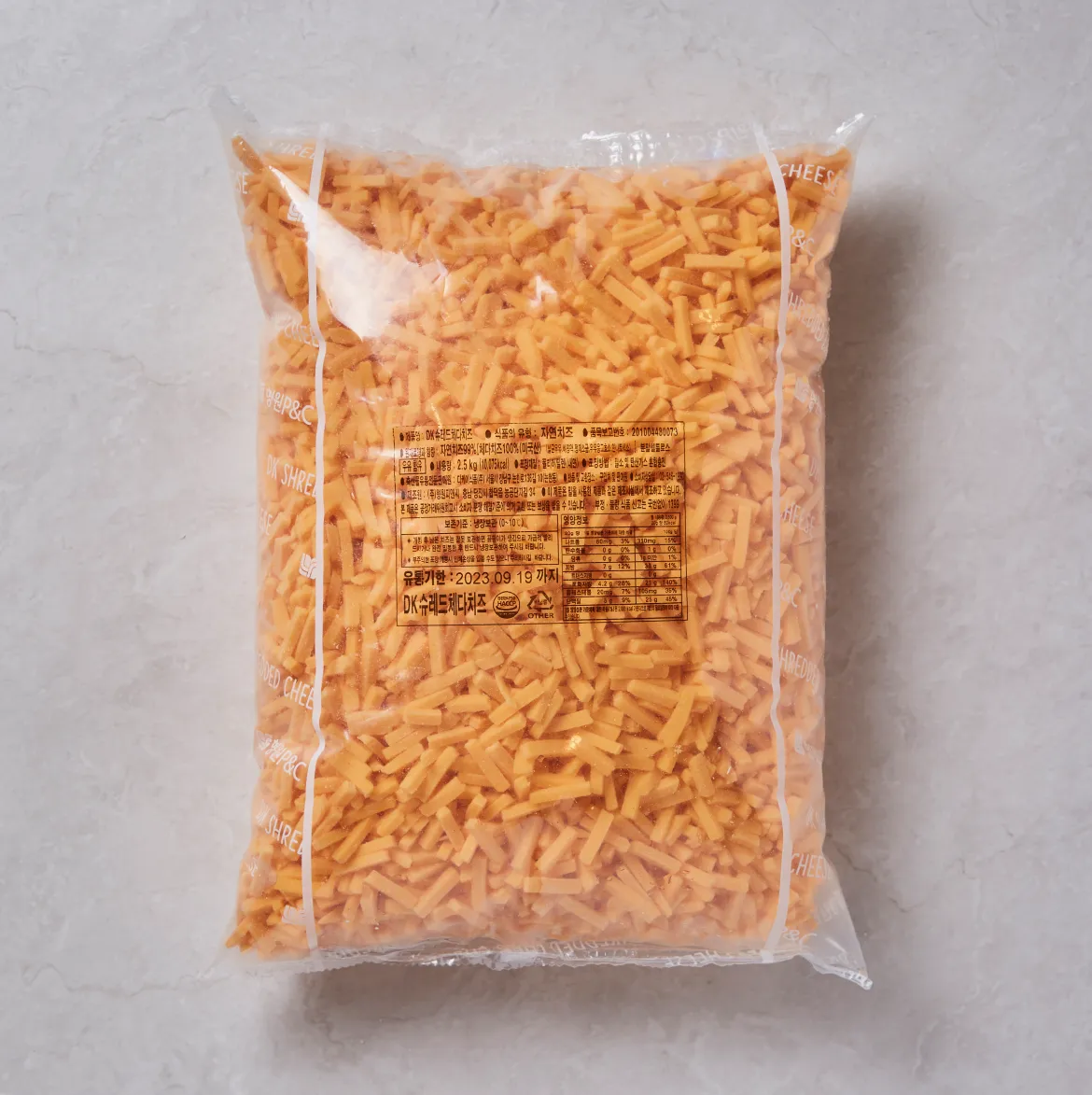 DK 슈레드 레드체다치즈 2.5kg 대용량 투명 비닐 패키지 전면 외형 이미지