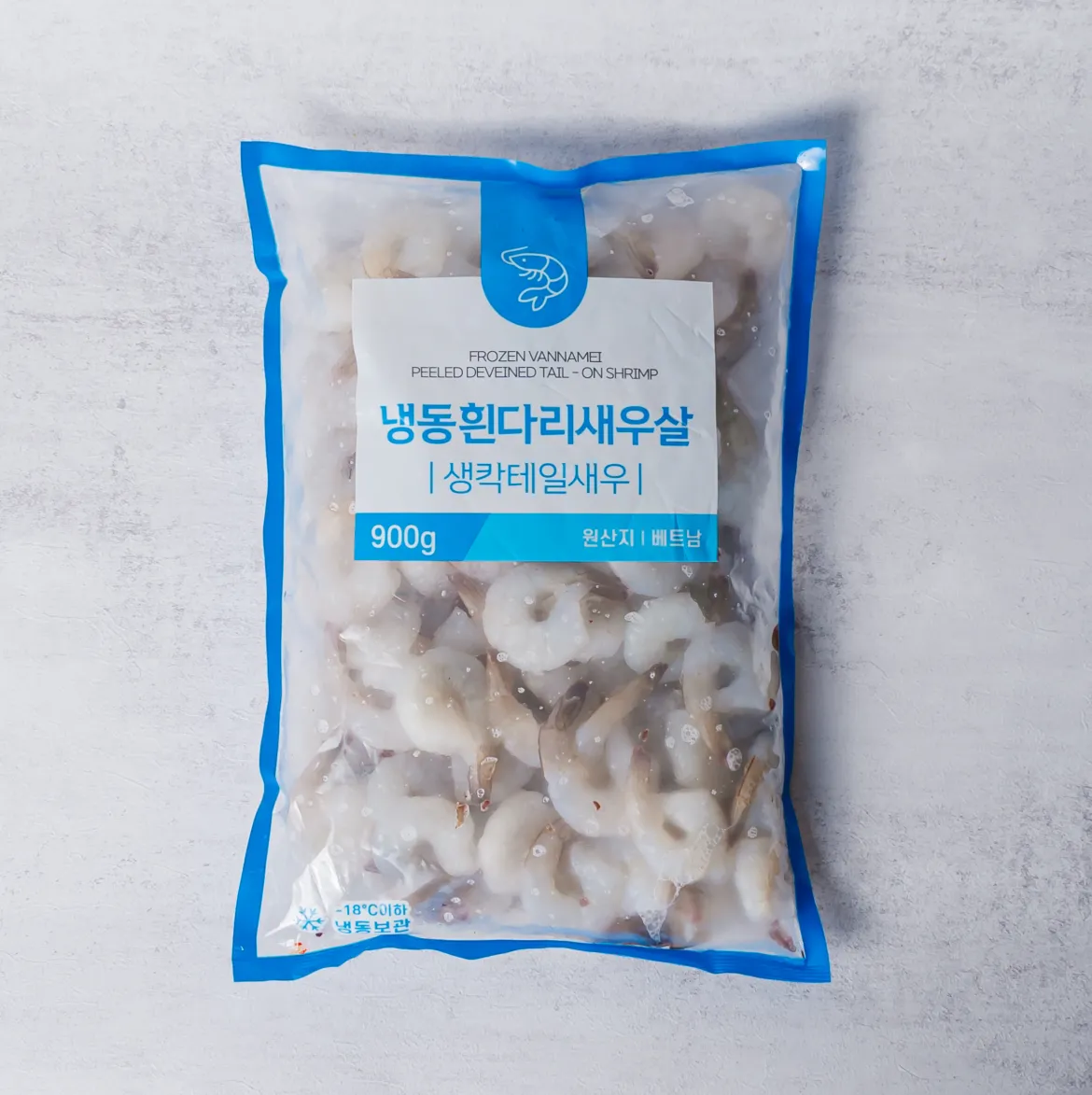 투명하고 푸른색 테두리 패키지에 깔끔하게 담긴 냉동 생칵테일새우 900g 제품 전면 외형 이미지