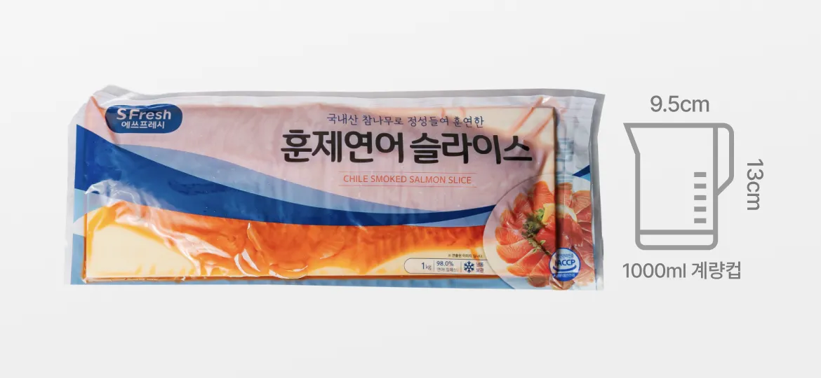 훈제연어 슬라이스 1kg 패키지 세로 배치 외형과 가로 8.5cm 세로 13cm 크기의 1000ml 계량컵 부피 사이즈 비교 안내 그래픽