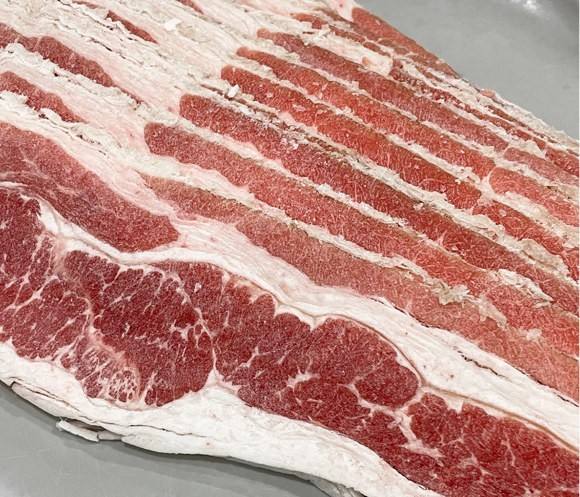 우삼겹 2mm 슬라이스 삼겹양지 원물의 신선한 육질과 고소한 마블링이 살아있는 단면 상세 이미지