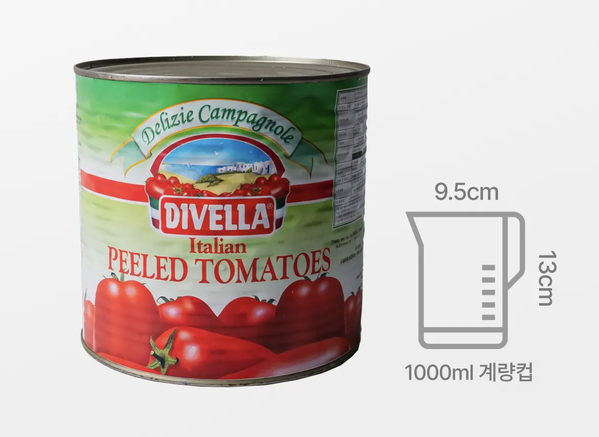 디벨라 토마토홀 2,500g 캔과 1000ml 계량컵 부피 사이즈 비교 안내 그래픽 (1000ml 계량컵 가로 9.5cm, 세로 15cm 기준 실물 크기 비교)