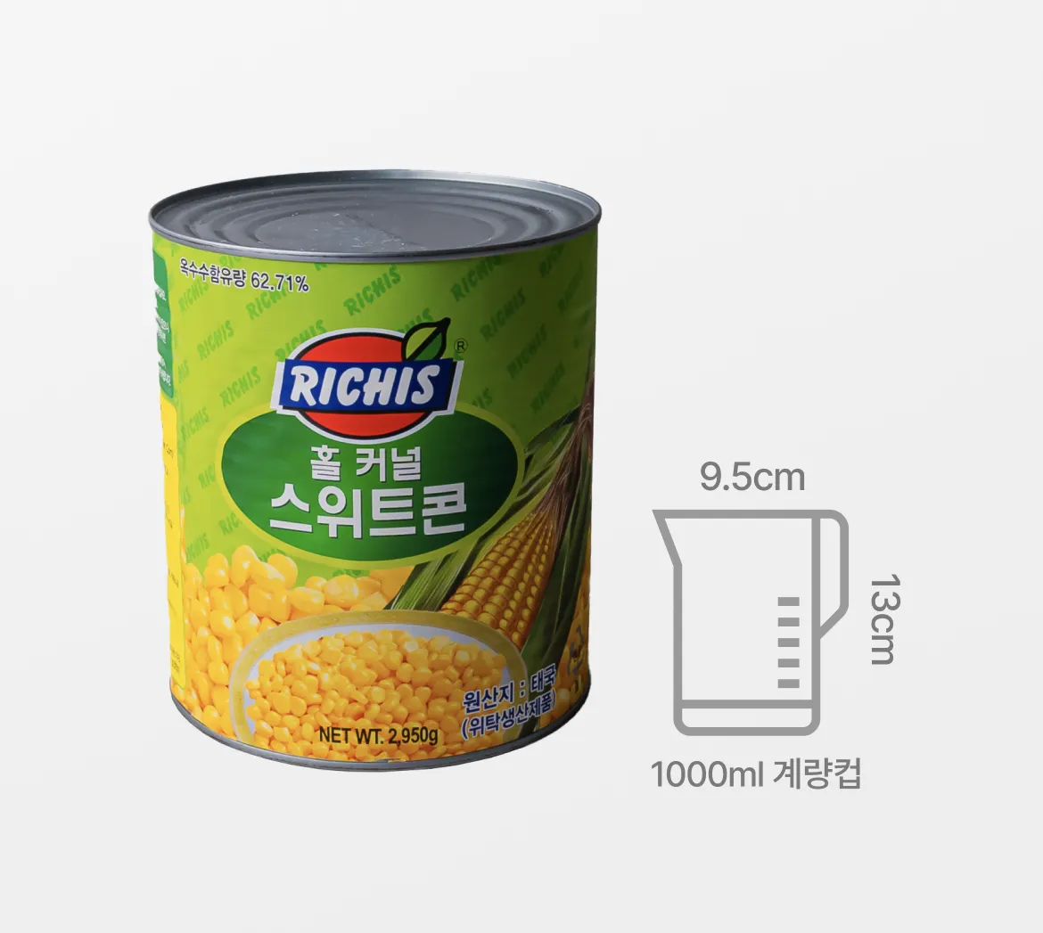 리치스 홀 커널 스위트콘 2,950g 대용량 캔과 1000ml 계량컵 부피 사이즈 비교 안내 그래픽 (1000ml 계량컵 가로 9.5cm, 세로 13cm 기준 실물 크기 비교)