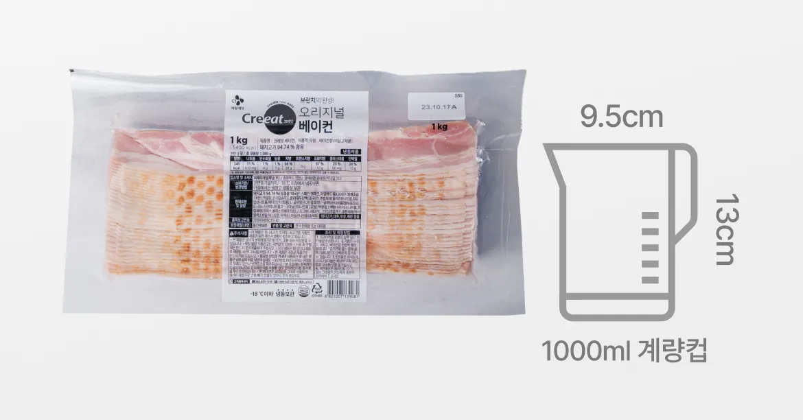 크레이잇 맛있는 베이컨 냉동 패키지 외형과 가로 8.5cm 세로 13cm 크기의 1000ml 계량컵 부피 사이즈 비교 안내 그래픽