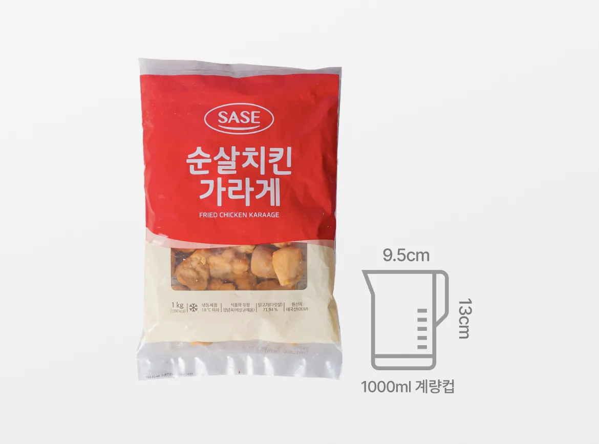 사세 순살치킨 가라게 1kg 대용량 패키지 본품과 가로 9.5cm, 세로 13cm 규격의 1000ml 계량컵 크기를 직관적으로 비교한 안내 그래픽