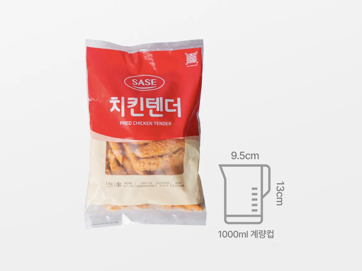 가로 약 9.5cm, 세로 약 13cm 내외의 1000ml 계량컵 옆에서도 든든한 존재감을 자랑하는 대용량 팩입니다. 주방 화구 상태와 운영 시스템에 따라 다양한 방법으로 간편 조리가 가능하여, 바쁜 피크 타임에도 손님상에 딜레이 없이 신속하고 바삭하게 서빙할 수 있습니다.