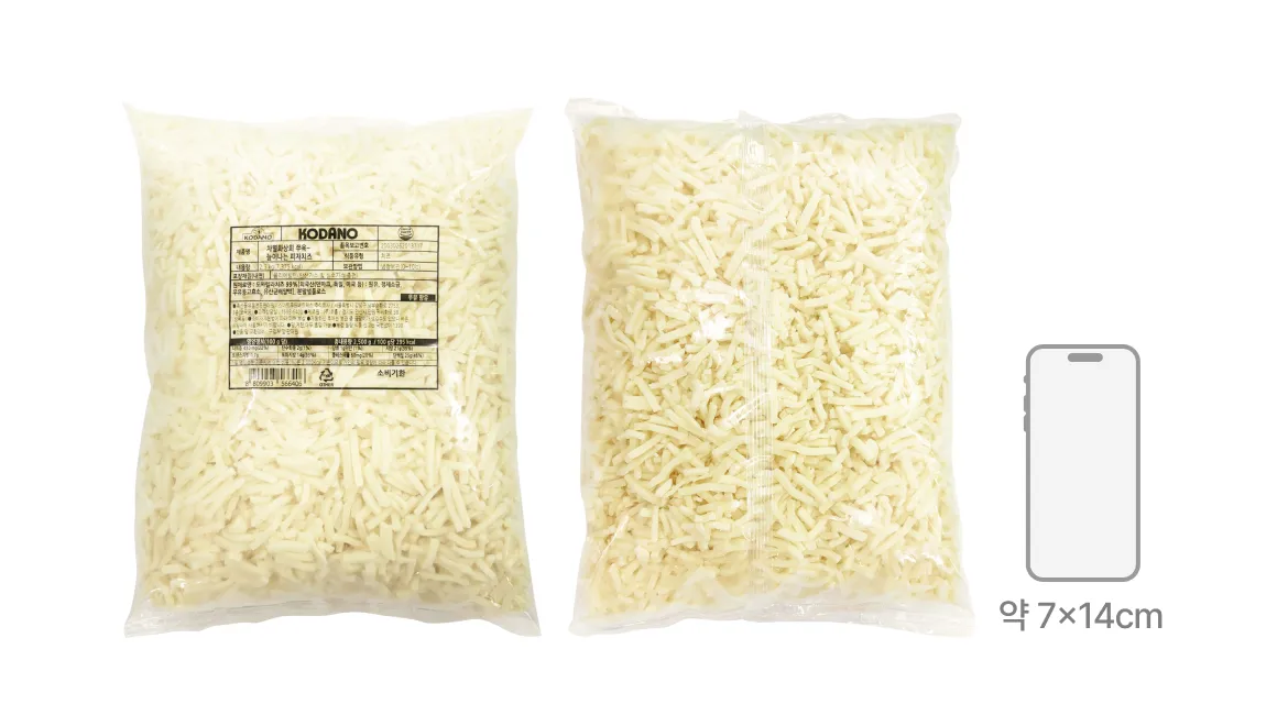 차별화상회 쭉쭉 늘어나는 피자치즈 2.5kg 대용량 패키지 앞 뒤 실물과 세로 약 15cm 규격의 스마트폰을 나란히 배치하여 크기를 실측 비교한 사이즈 안내 그래픽