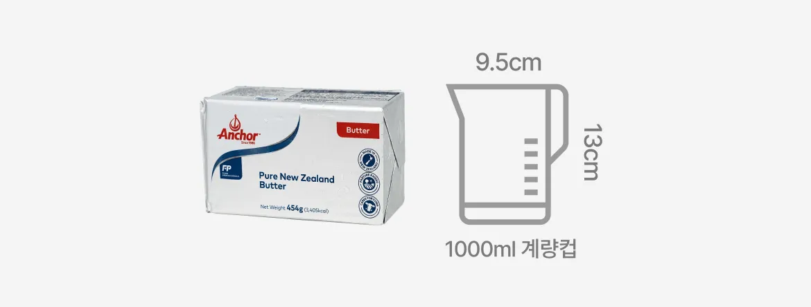 앵커 무염버터 454g 패키지 외형과 가로 9.5cm 세로 13cm 크기의 1000ml 계량컵 부피 사이즈 비교 안내 그래픽