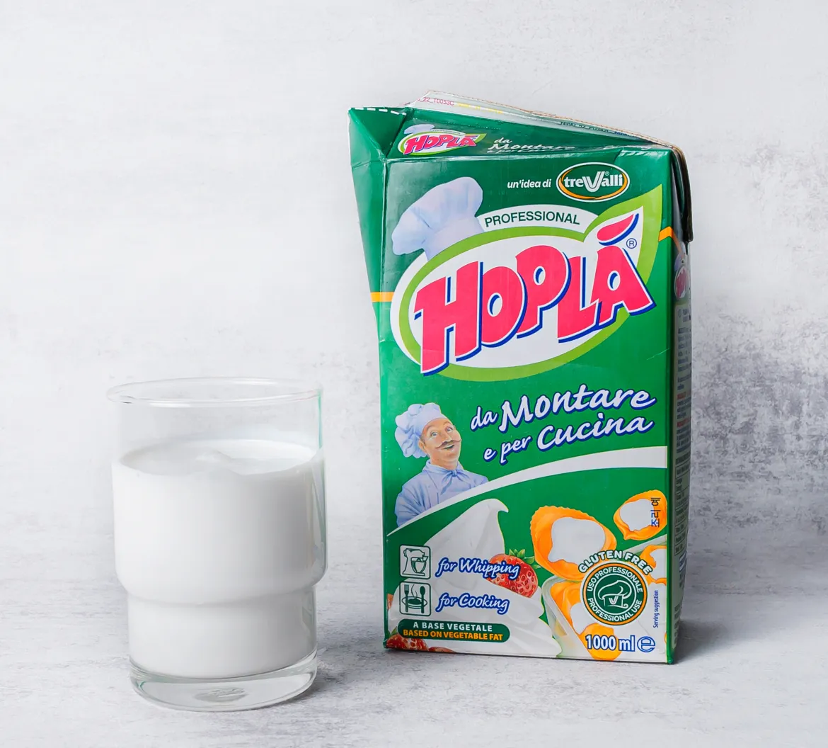 차별화상회 홉라 식물성 휘핑크림 500ml 패키지와 유리잔에 가득 담긴 크림 연출 메인 이미지