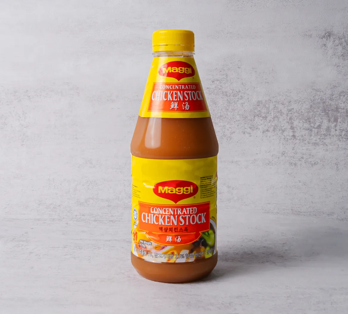 차별화상회 매기 액상 치킨 스톡 1.2kg 주황색 캡과 노란색 라벨이 디자인된 농축 액상 용기와 회색 배경 연출 메인 이미지