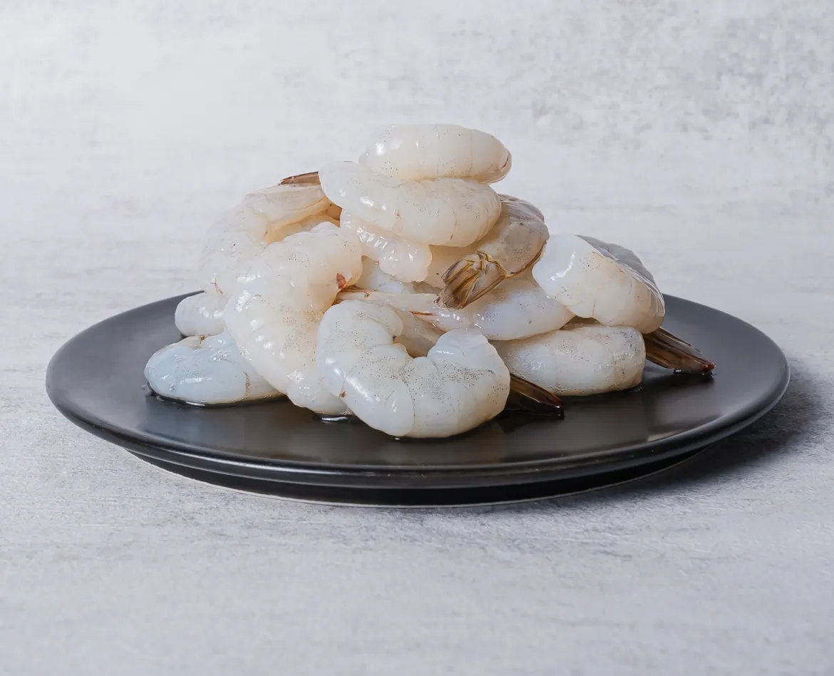 차별화상회 생칵테일 새우 900g 대용량 손질 새우 살이 블랙 플레이트에 가득 담겨있는 메인 비주얼 이미지