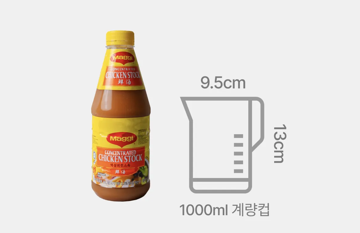 차별화상회 매기 액상 치킨 스톡 1.2kg 용기 실물과 가로 약 9.5cm, 세로 약 15cm 규격의 1000ml 계량컵 부피 크기를 나란히 배치해 비교한 사이즈 안내 그래픽