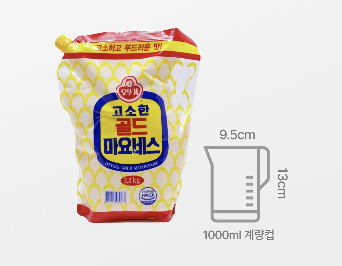 오뚜기 골드 마요네즈 3.2kg 패키지와 1000ml 계량컵 부피 사이즈 비교 안내 그래픽 (1000ml 계량컵 가로 9.5cm, 세로 13cm 기준 실물 크기 비교)